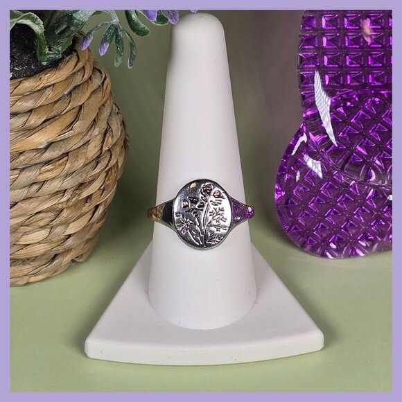 Vintage-Inspired Oval Ring With Engraved Orchid Design Size 9 (NWOT) - Picture 1 of 6